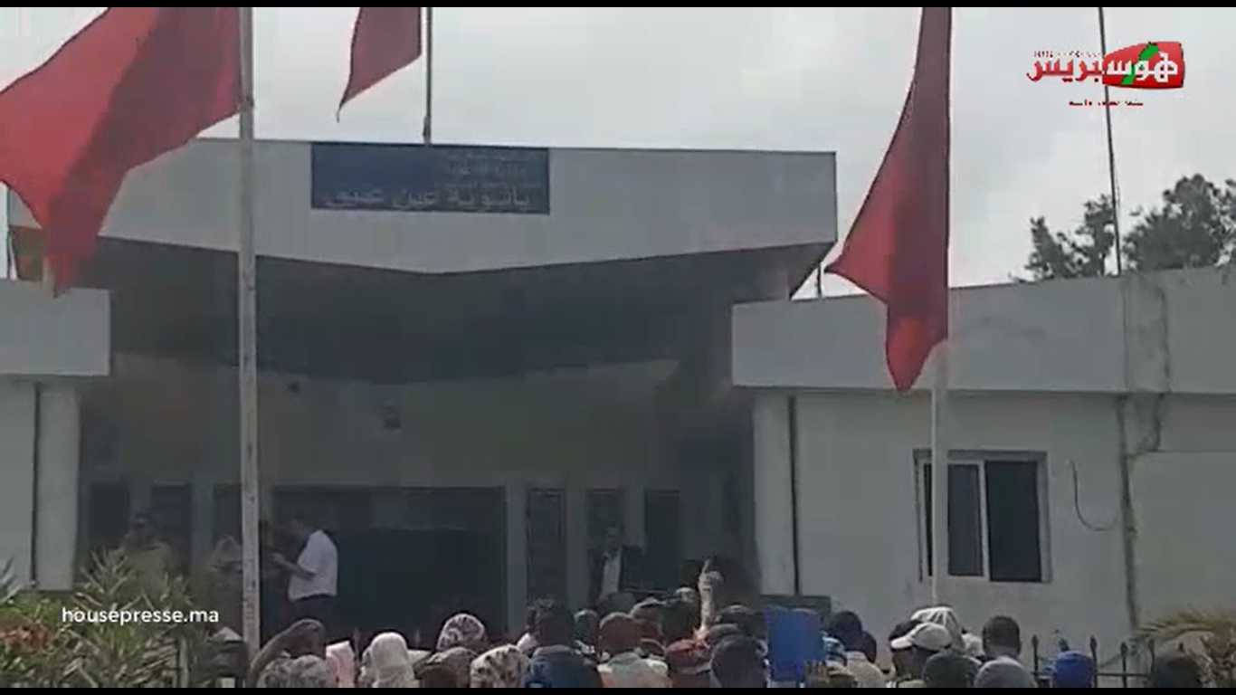 خطير وصادم.. ساكنة براريك عين عتيق تنتفض وتعري الوضع المزري بالجماعة
