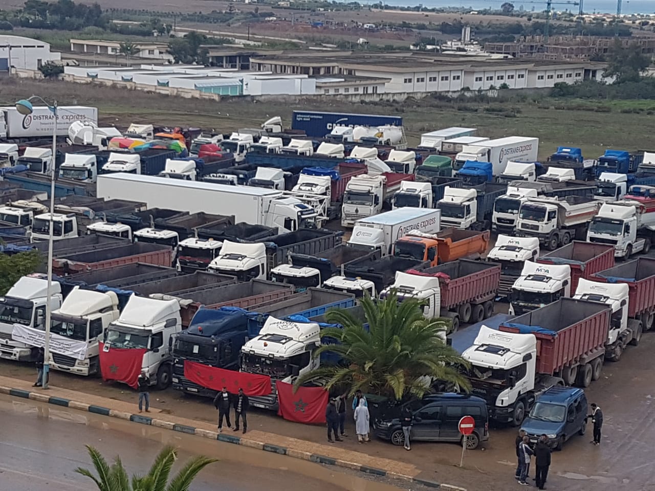 بالفيديو: أرباب ومهنيو الشاحنات بالصخيرات.. مستمرون في إضرابهم المفتوح إلى حين تحقيق مطالبهم المشروعة