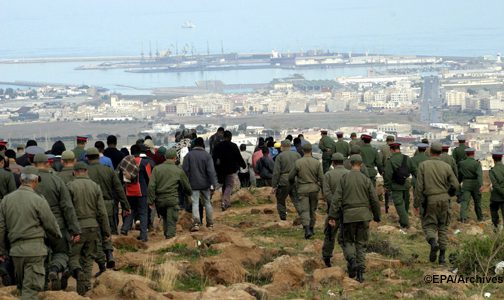 إصابة 12 جنديا خلال منع 300 مهاجرا أفريقيا عبور السياج الفاصل بين الناظور ومليلية المحتلة
