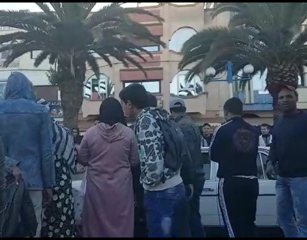 بالفيديو: مواطنون بالصخيرات يحتجون على انعدام المواصلات وعلى امتناع وسائلها من نقلهم