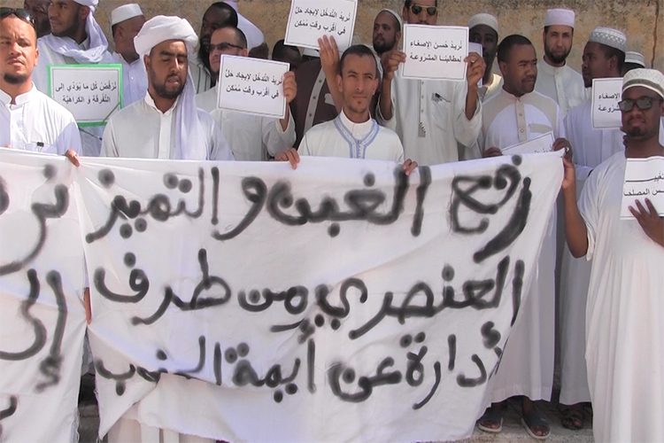 الجزائر: الأئمة يصعِّدُون احتجاجاتهم ويهددون بالنزول إلى الشارع