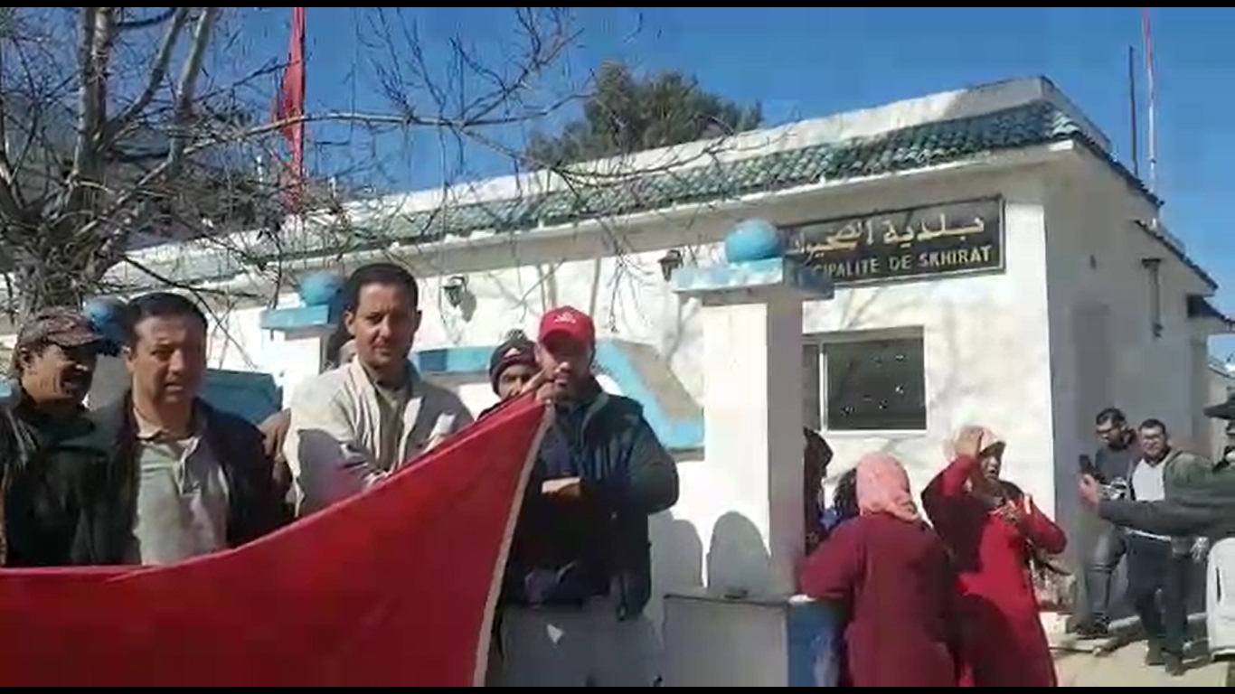 فيديو: الخضارة والباعة الجائلين وأصحاب الشوايات يبحثون عن مكان رزقهم بالصخيرات