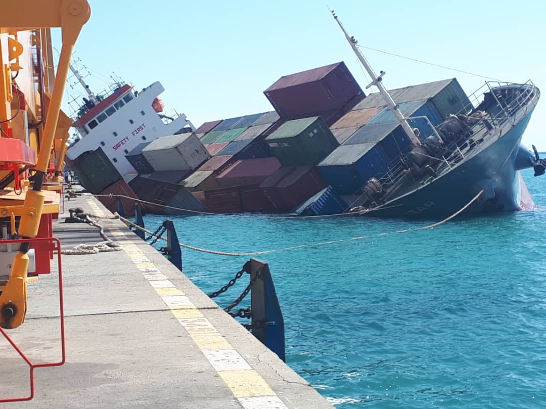 بالفيديو والصور غرق سفينة تجارية بأحد موانئ الدارالبيضاء يوم أمس الأربعاء..