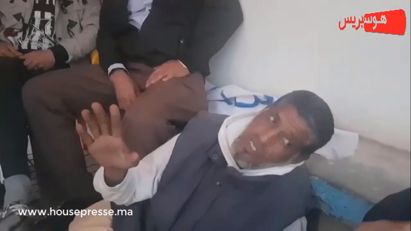 بالفيديو من أمام بلدية الصخيرات ليلا.. عدمونا وفرقونا على ولادنا.. الله ياخذ الحق