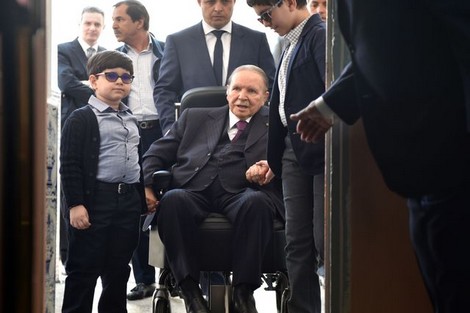 بوتفليقة لن يترشح للولاية الخامسة ويقرر تاجيل الانتخابات