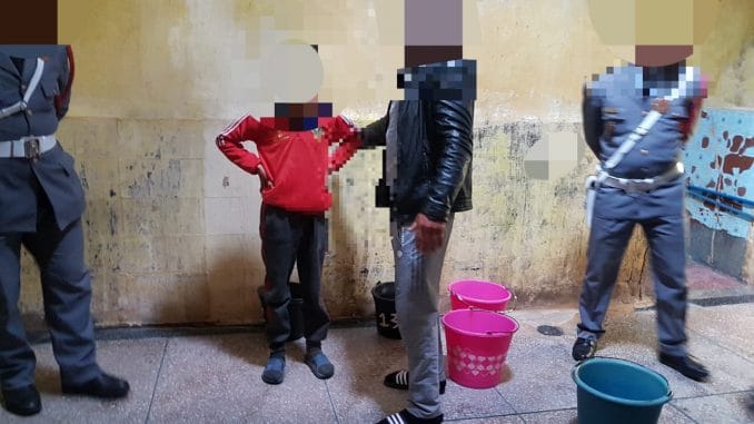 إعادة تمثيل جريمة قتل الطفل القاصر داخل حمام شعبي بسيدي بنور