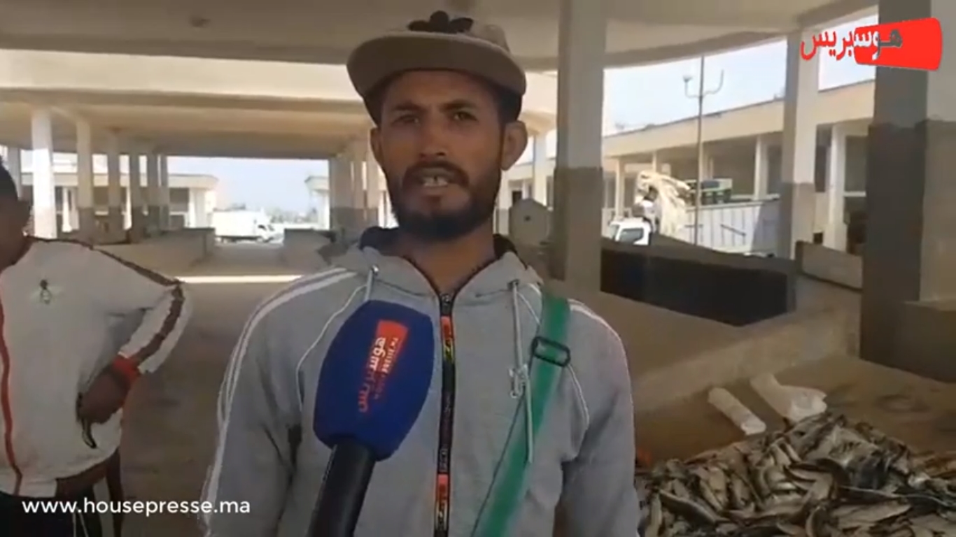 أخطر معاناة هي تشوف رزقك كايضيع قدامك.. تذمر بائعي السمك بمارشي الصخيرات