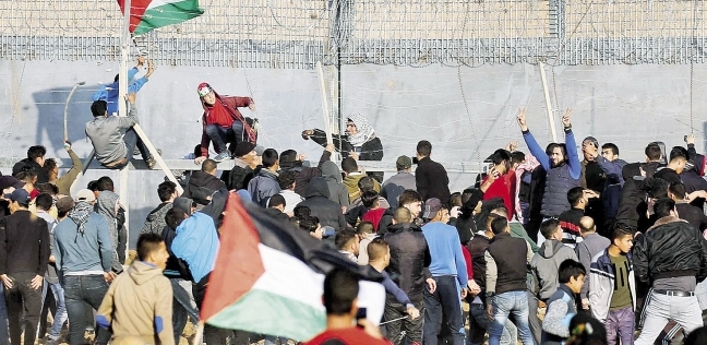 مئات الفلسطينيين يتوافدون نحو حدود غزة للمشاركة في مسيرات العودة