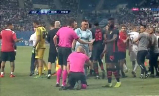 ألعاب نارية تصيب الحكم وتعطل مباراة بالدوري الأوروبي