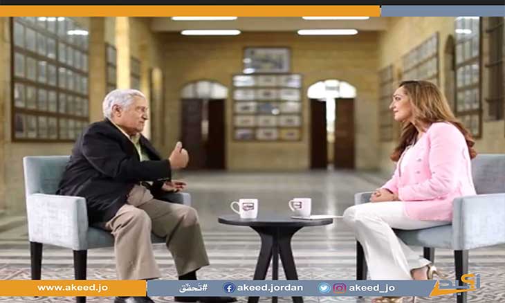 رئيس وزراء أردني سابق يتغزل بمذيعة على الهواء