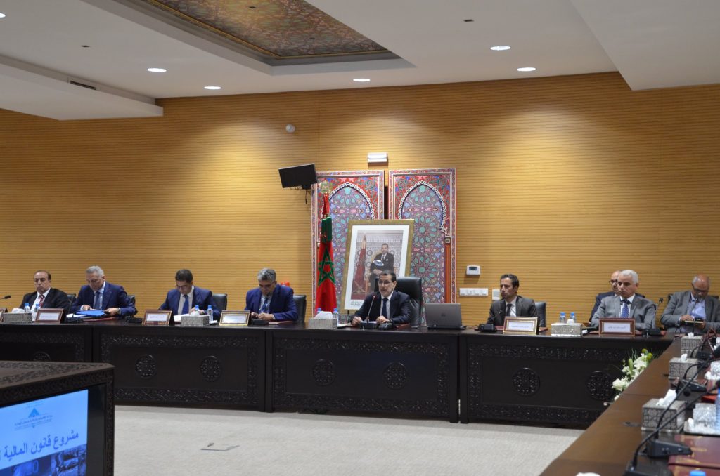 الحكومة تطلع الباطرونا والنقابات على مشروع قانون مالية 2020
