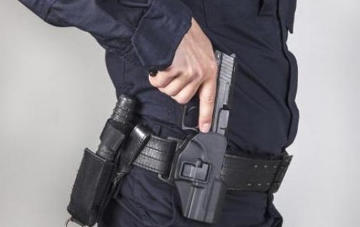 فاس: شرطي يشهر سلاحه الوظيفي لتوقيف شخصين خطيرين