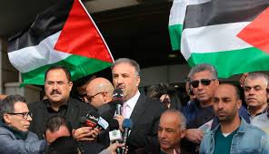 الصحافيون الفلسطينيون ينظمون وقفة منددة بحظر أنشطة تلفزيون فلسطين