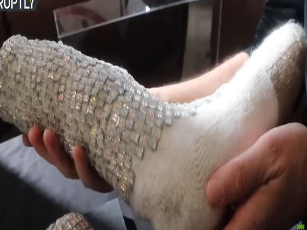عرض جوارب مايكل للبيع بمليون دولار