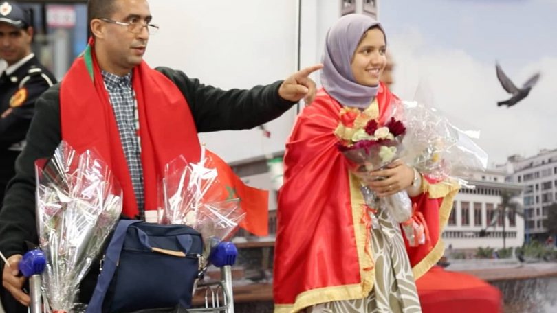 التلميذة فاطمة الزهراء أخيار تستقبل في مطار محمد الخامس بالزغاريد