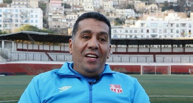 رشيد الطاوسي في طريقه الى التدريب في الجزائر