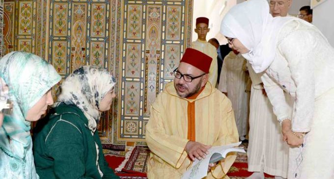 جلالة الملك يسلم جائزة محمد السادس للمتفوقات والمتفوقين في برنامج محاربة الأمية بالمساجد