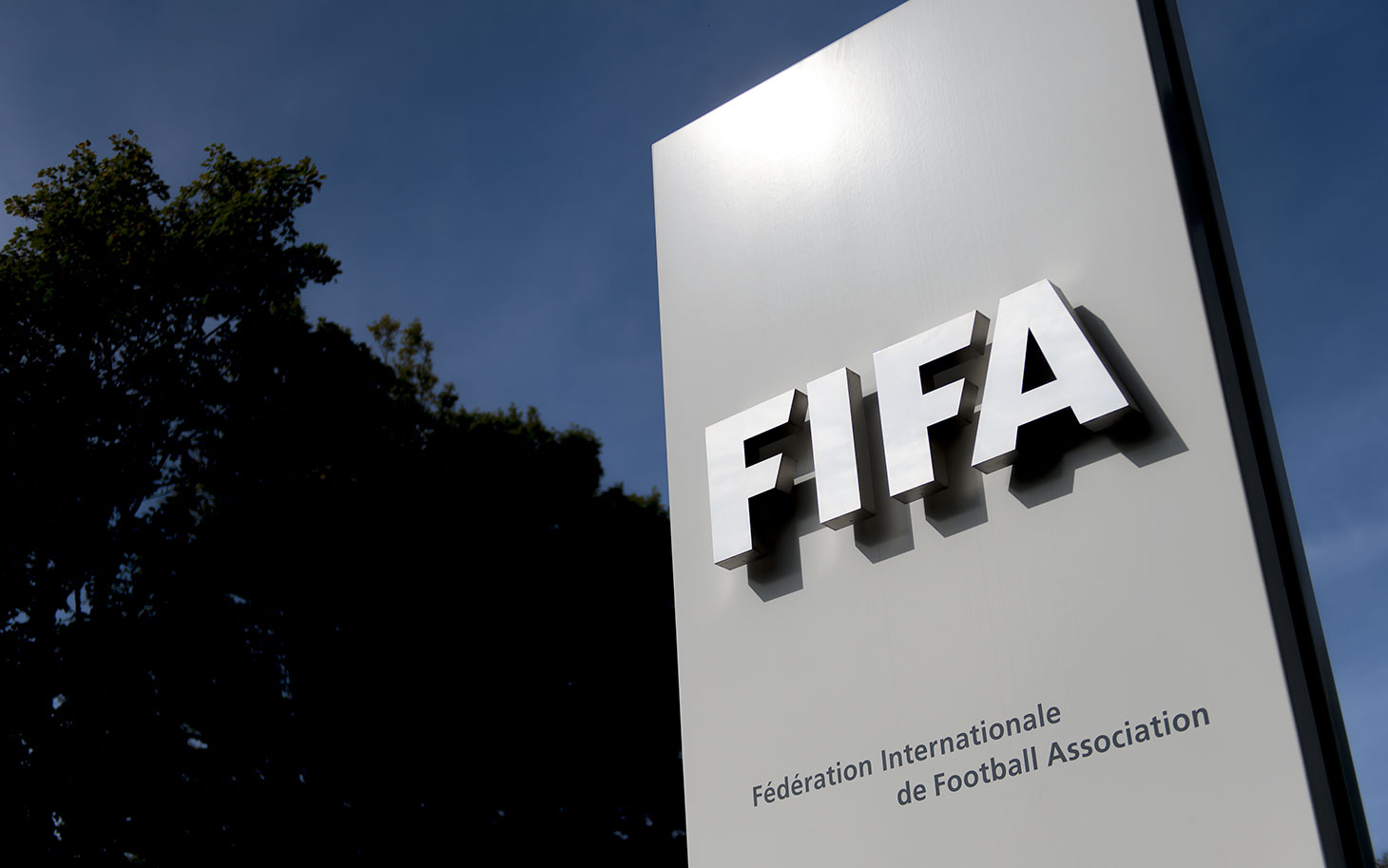 “فيفا” يوصي بإرجاء جميع المباريات الدولية في شهري مارس وأبريل