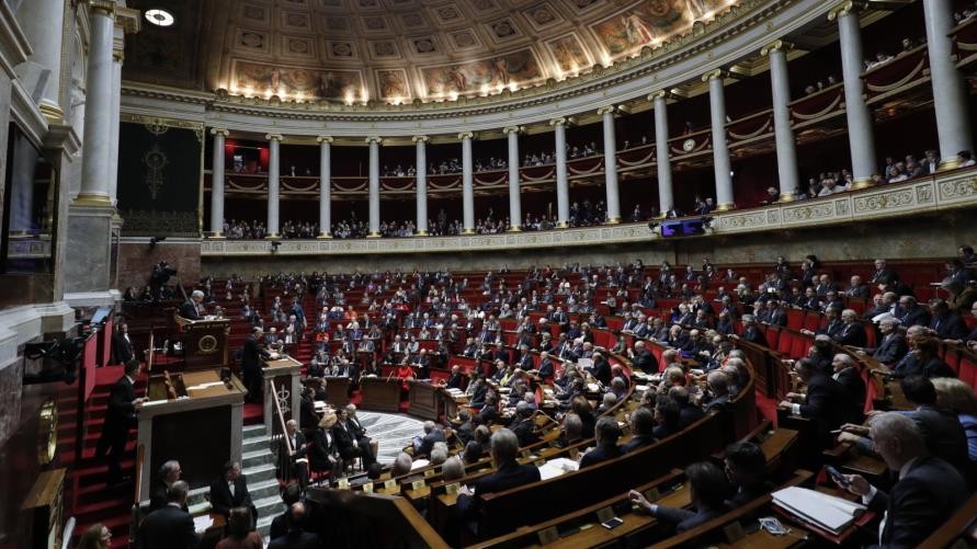 كورونا يصل  الى البرلمان الفرنسي