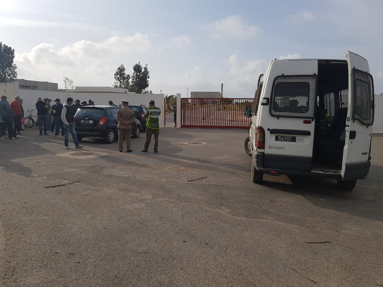 بالفيديو ..شاهد لحظة إغلاق معمل بالصخيرات رفض الامتثال للجنة المراقبة