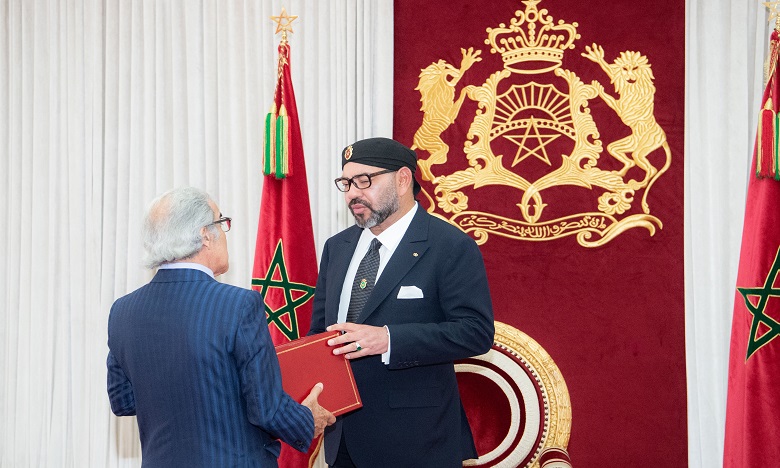 جلالة الملك يستقبل والي بنك المغرب