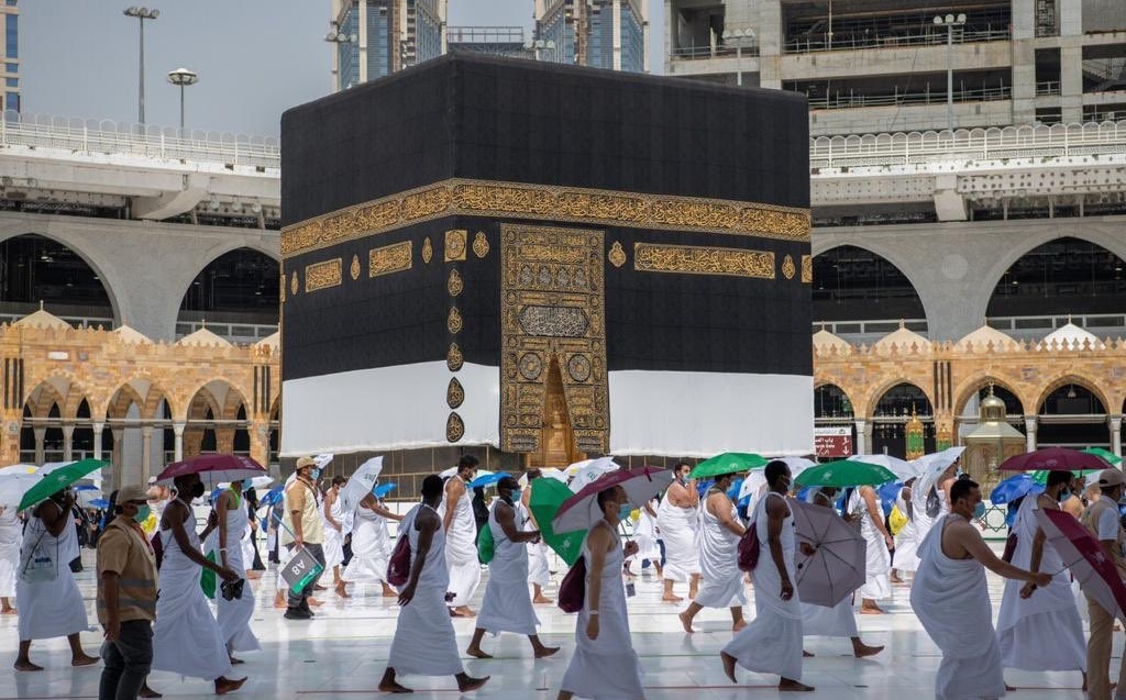 حجاج بيت الله الحرام يبدؤون أول مناسك الحج