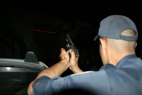 طنجة ..شرطي يستخدم سلاحه الوظيفي لتوقيف شخصين عرضا أمن الاشخاص للخطر