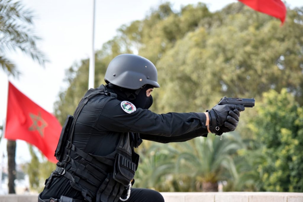 تيفلت .. مفتش شرطة يشهر سلاحه  لتوقيف ثلاثة أشخاص للاشتباه في تورطهم في الاحتجاز المقرون بمحاولة الاغتصاب