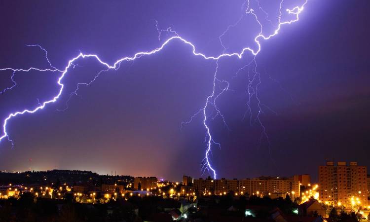 زخات رعدية محليا قوية وطقس حار بعدد من مناطق المملكة
