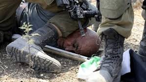 اعتقال ناشط فلسطيني كان جندي اسرائيلي جثا بركبته على رقبته خلال تظاهرة