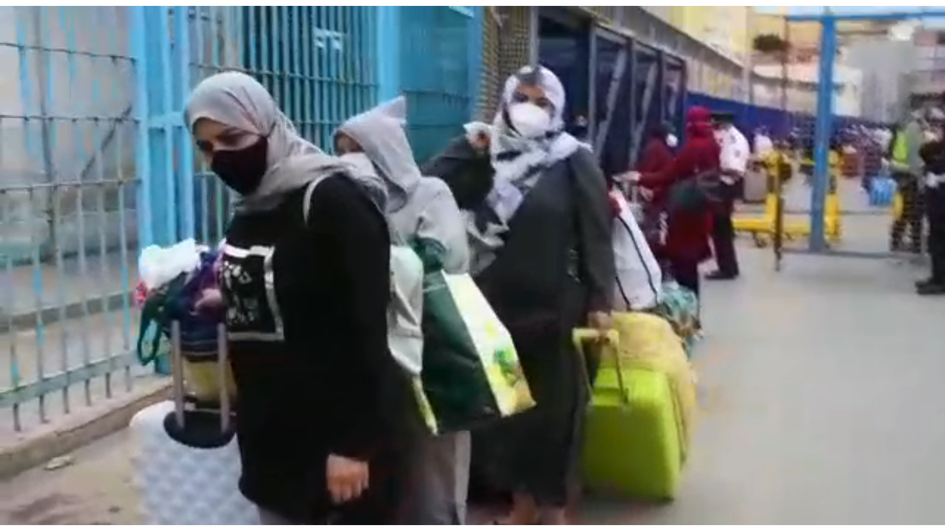 شاهد إجلاء الدفعة الثانية من النساء المغربيات العالقات بسبتة بسبب كورونا/ فيديو