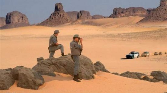 الجيش الجزائري يقدم على إحراق شابين من مخيمات تيندوف