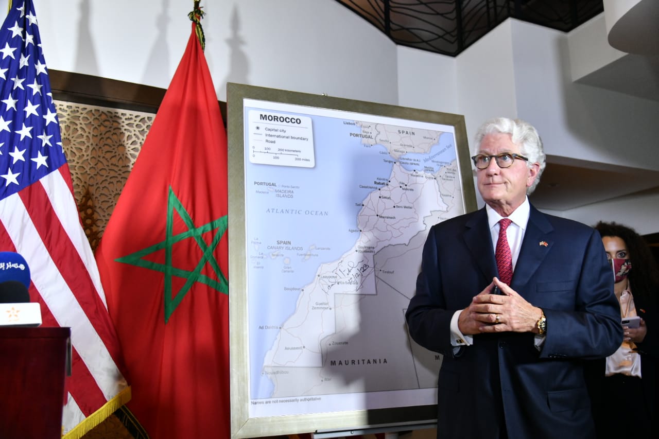 السفير الأمريكي بالمغرب يقدم خريطة المغرب الكاملة المعتمدة رسميا من قبل الحكومة الأمريكية
