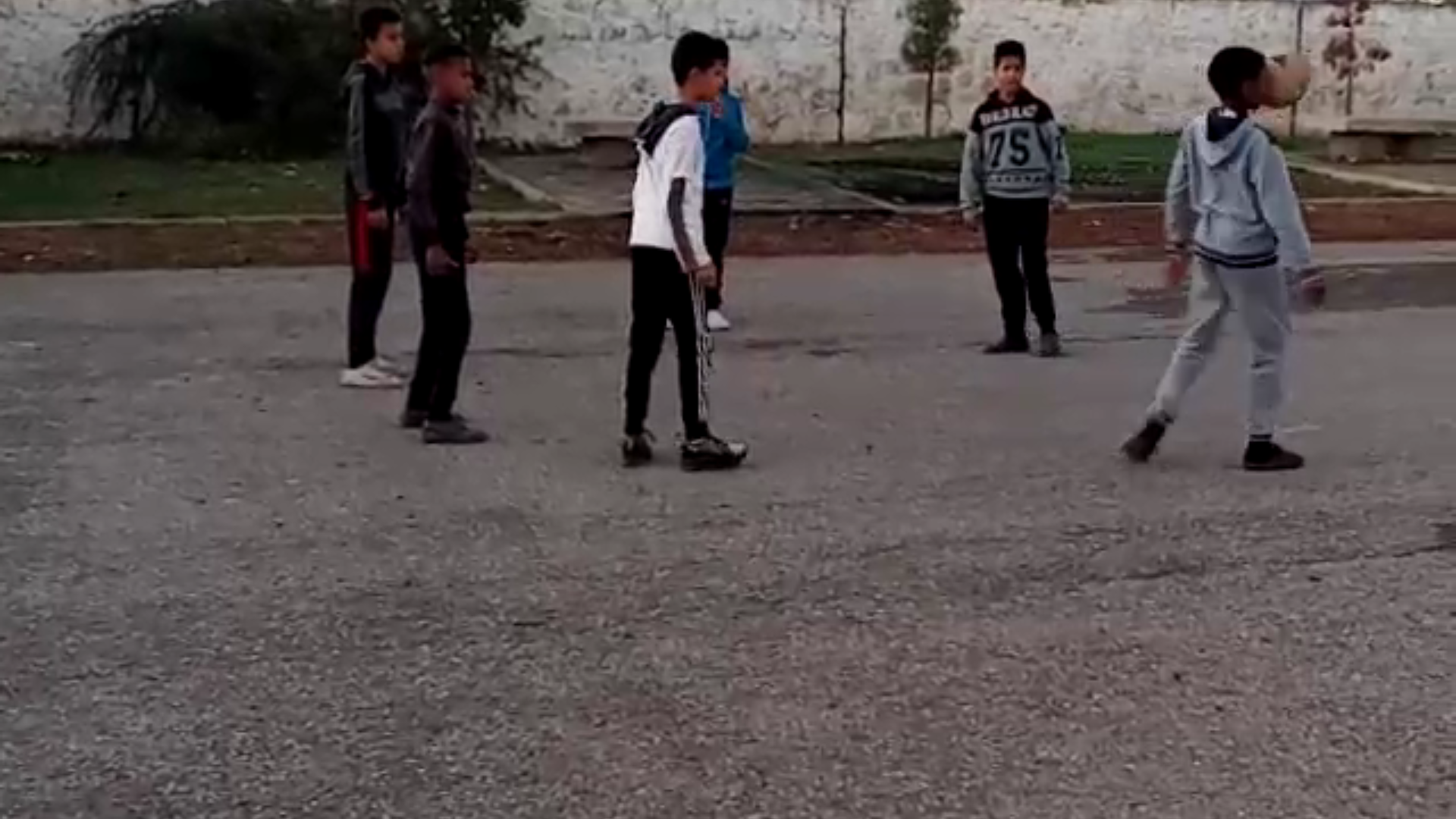 الصخيرات..أمام صمت المسؤولين الجماعيين..شوفو هاد الأطفال فين كيلعبو/ فيديو
