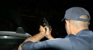 طنجة .. موظف شرطة يضطر لاستعمال سلاحه الوظيفي لتوقيف شخص من ذوي السوابق