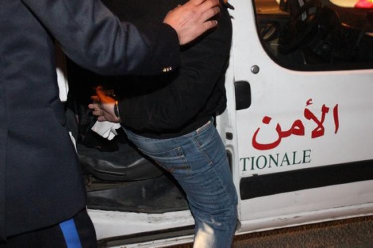 الدار البيضاء ..توقيف شخص محسوب على فصيل لمشجعي كرة القدم بسبب عرقلة حركة سير الناقلات وتهديد سلامة مستعملي الطريق باستخدام السلاح الأبيض والرشق بقنينات زجاجية