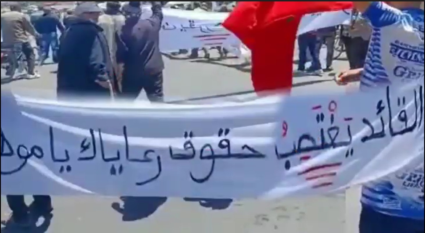 فيديو: ساكنة سيدي المختار بإقليم شيشاوة تخرج للشارع احتجاجا على تصرفات بعض رجال السلطة