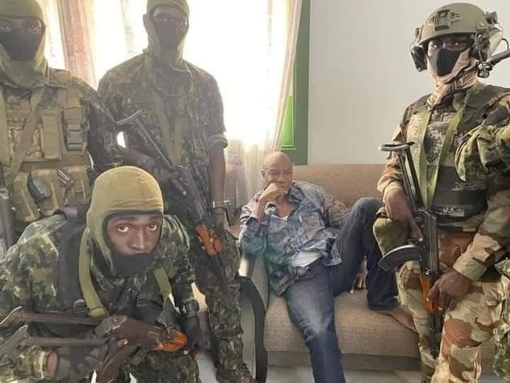قوات خاصة تقود انقلاب عسكري في غينيا وتعتقل الرئيس ألفا كوندي