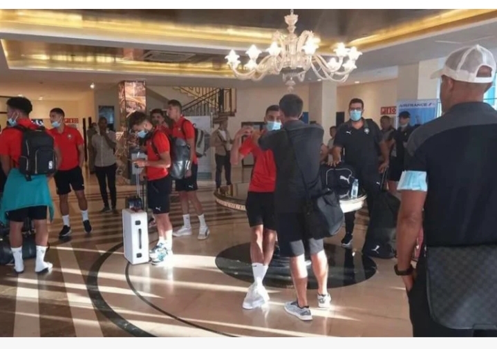 عودة المنتخب المغربي إلى ارض الوطن بسلام بعد حادث انقلاب غينيا واللاعبين يشكرون الملك محمد السادس