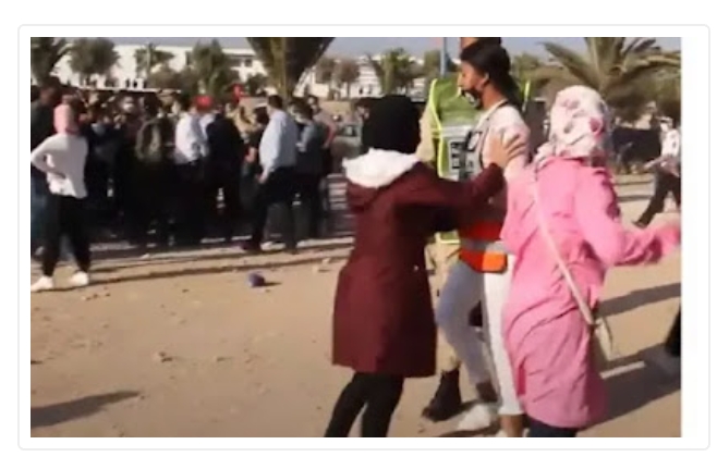 الحموشي يتدخل على الخط في واقعة تعنيف شرطية بأكادير للمحتجين أثناء تفريق وقفة ضد إجبارية جواز التلقيح