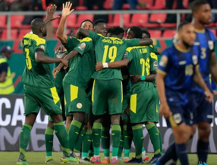 السنغال تتأهل لربع نهائي كأس افريقيا في مباراة عرفت اشهار البطاقة الحمراء لمرتين