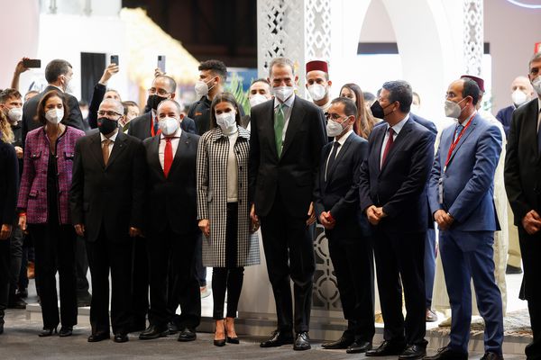 العاهل الإسباني يزور رواق المغرب في المعرض الدولي للسياحة بمدريد ويلتقط صوراً مع العارضين المغاربة