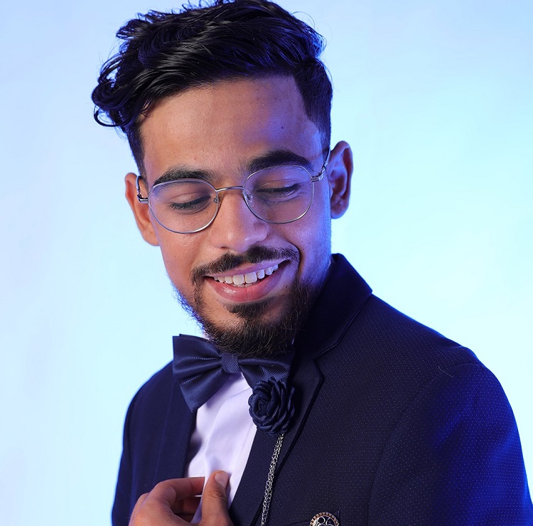 المخرج المغربي الشاب ياسين غازي يتوج بجائزة في مهرجان دولي بالجزائر