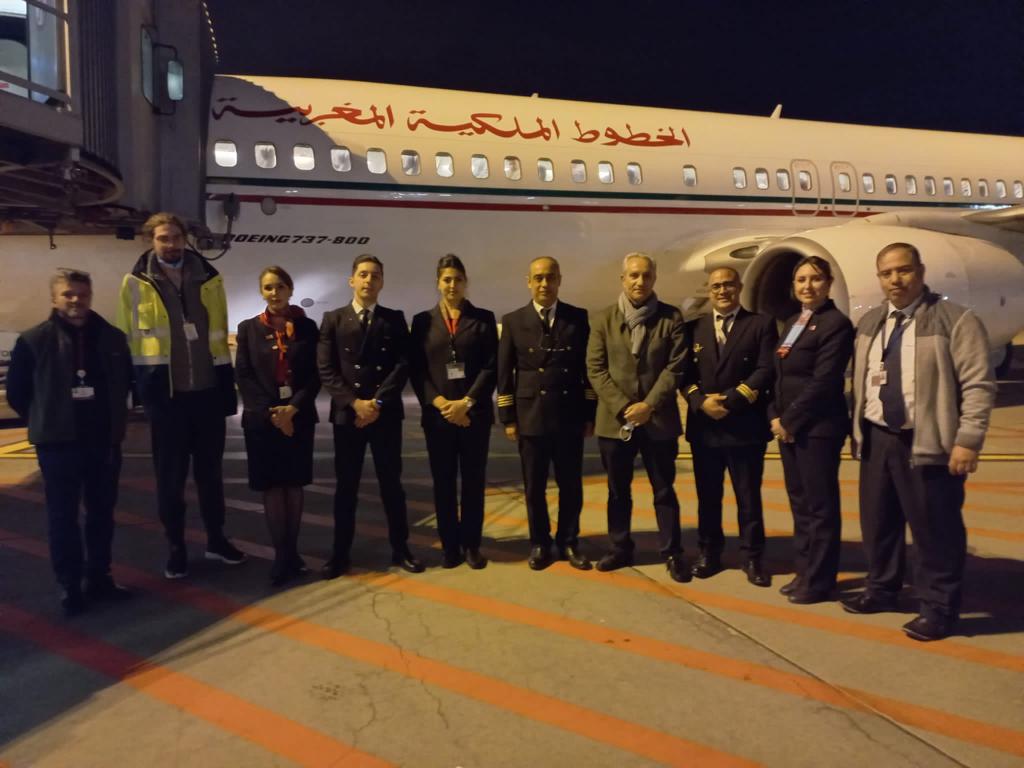 السفير المغربي في بولونيا، عبد الرحيم عثمون يودع الطلبة المغاربة هناك قبل مغادرة الطائرة