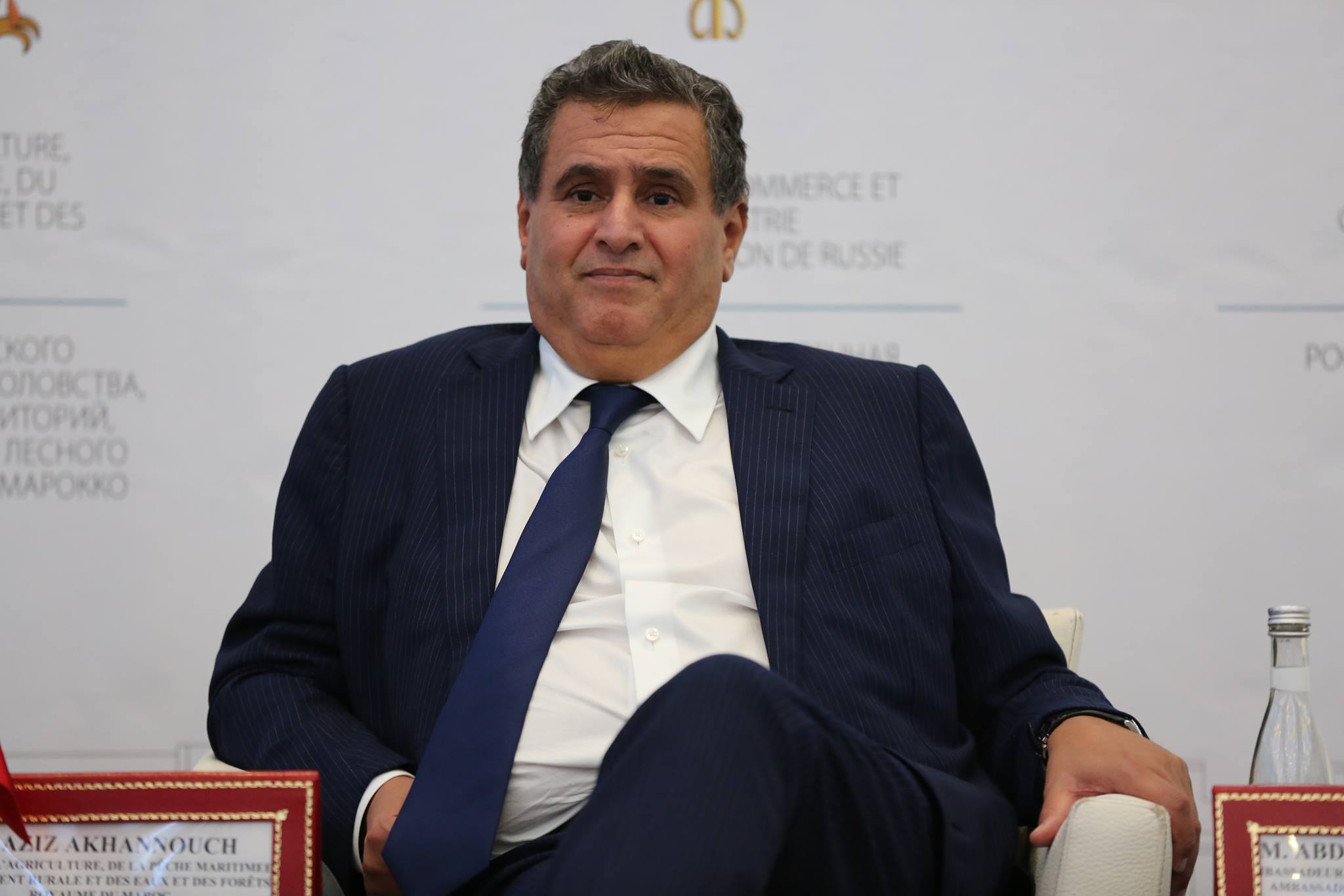أخنوش مامشاش يشوف ضحايا الحرائق وجراو عليه الناس فمهرجان أكادير