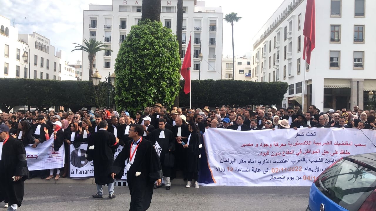 بالفيديو ..المحامون يحتجون في وقفة حاشدة أمام البرلمان بالرباط