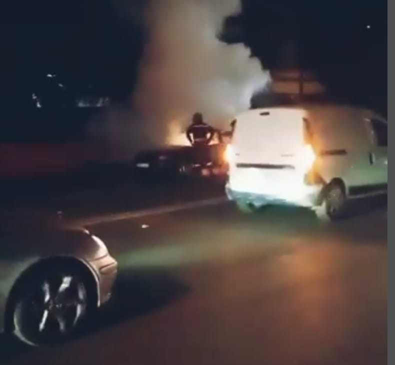 بالفيديو  ..اندلاع حريق بسيارة خفيفة بمدينة تمارة