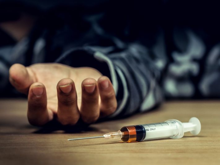 سلا: توقيف شخص وسيدة متهمين بحيازة وترويج المخدرات والمؤثرات العقلية والفساد.