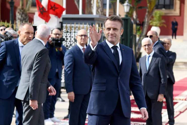 الرئيس الفرنسي ماكرون يختتم زيارته الرسمية إلى المغرب بتوديع ملكي في مطار الرباط-سلا