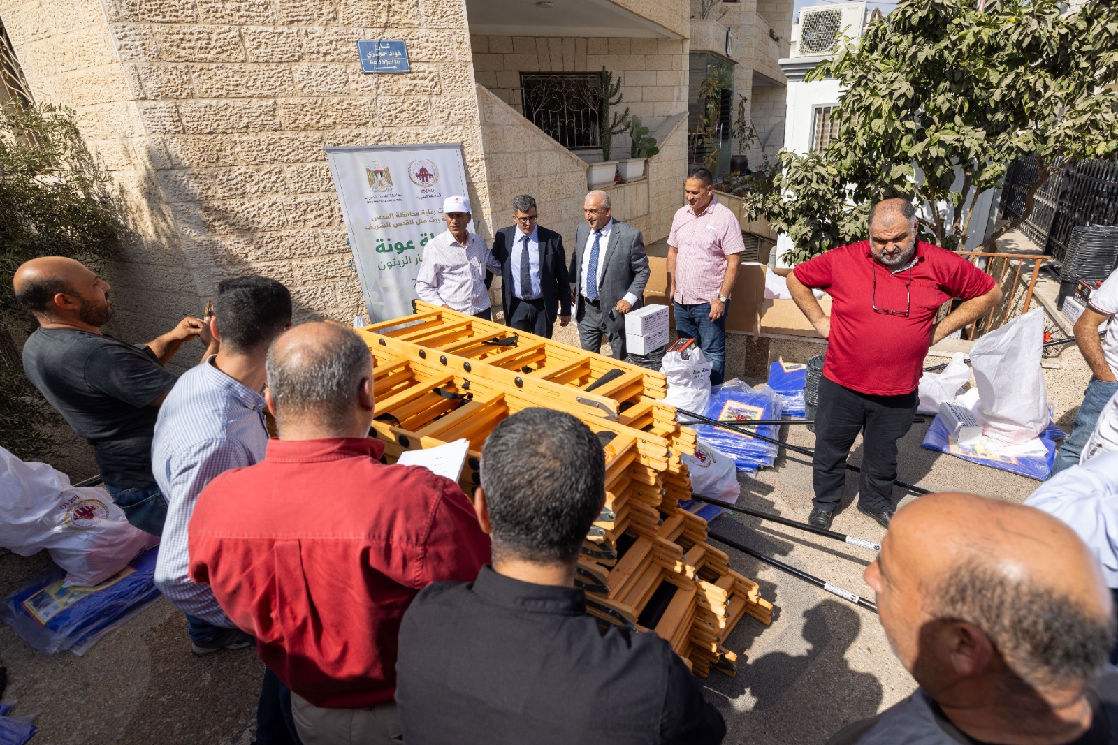 القدس.. إطلاق حملة “عونة” لقطاف الزيتون بدعم من وكالة بيت مال القدس الشريف